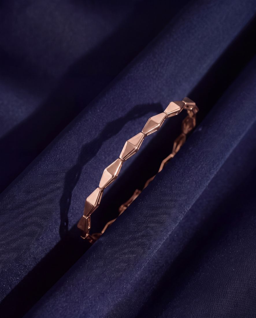 Plain solid gold bracelet of faceted rhombus links joined tip to tip