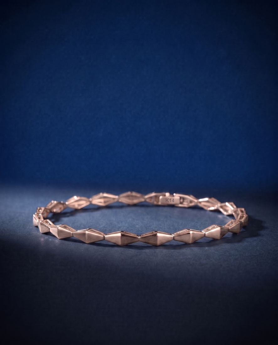 Plain solid gold bracelet of faceted rhombus links joined tip to tip