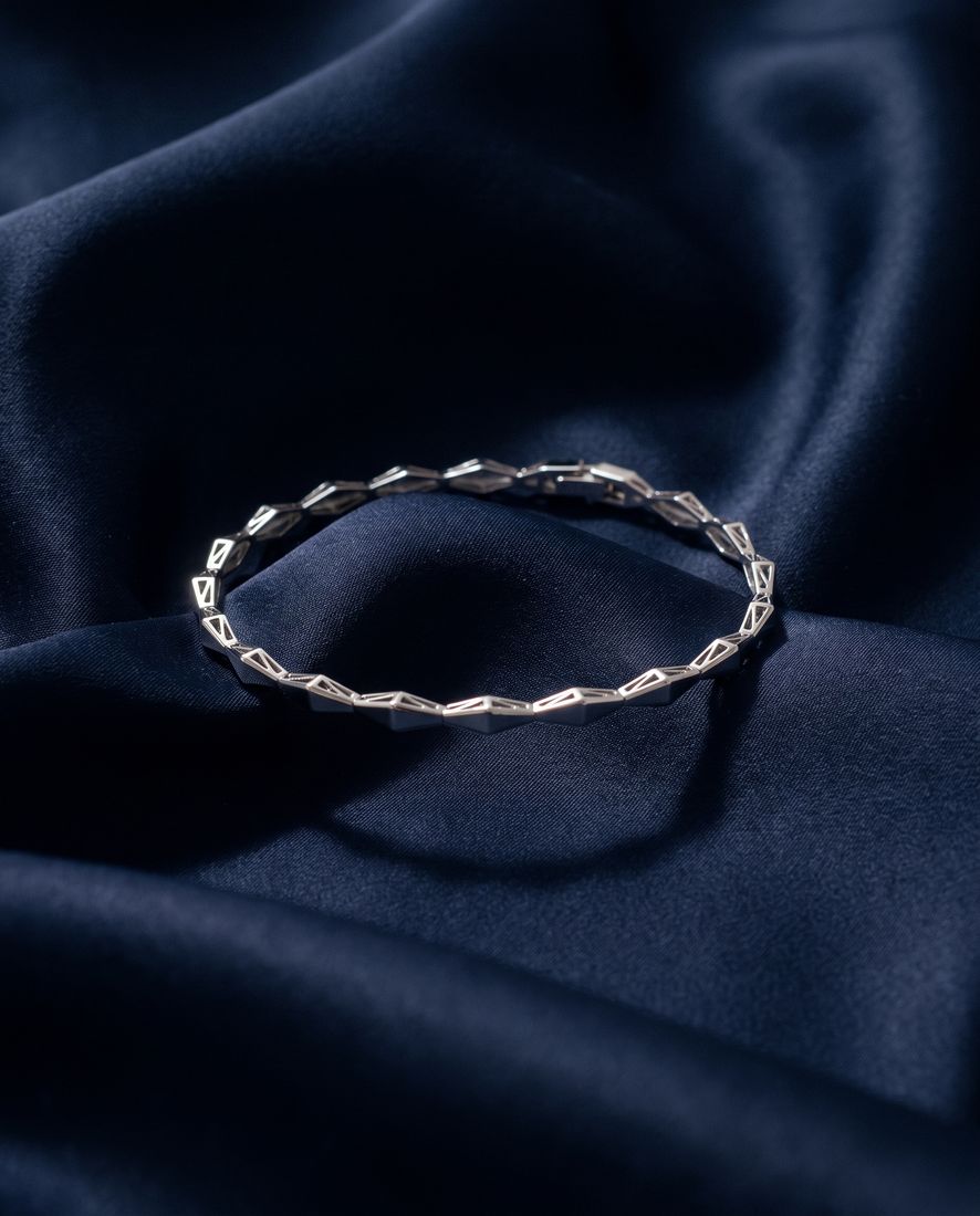 Plain solid gold bracelet of faceted rhombus links joined tip to tip