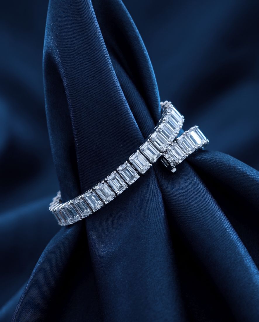 Tennis bracelet of rectangular baguette-cut lab-grown diamonds set end to end in gold