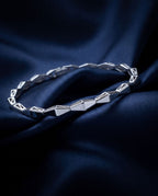 Plain solid gold bracelet of faceted rhombus links joined tip to tip