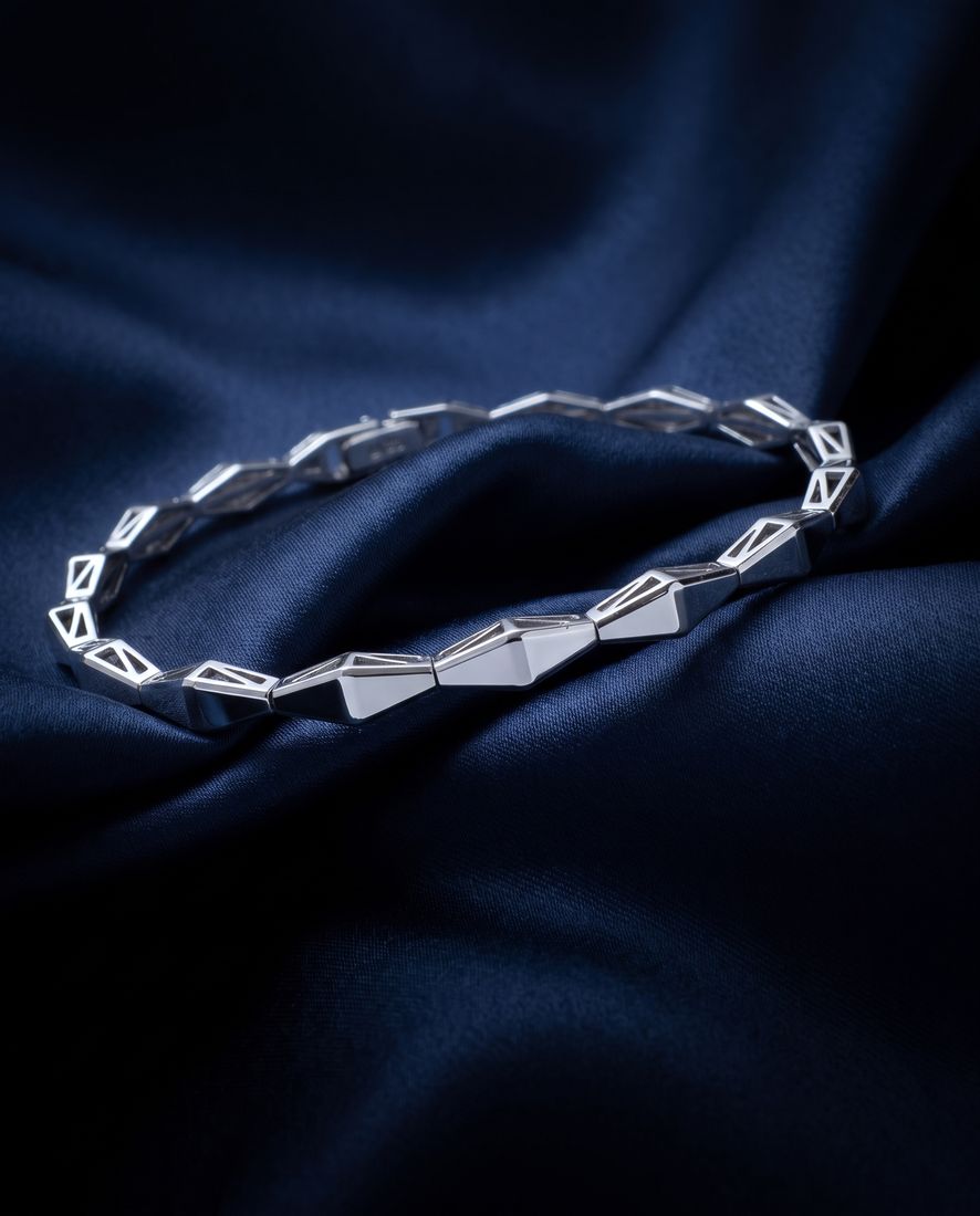 Plain solid gold bracelet of faceted rhombus links joined tip to tip