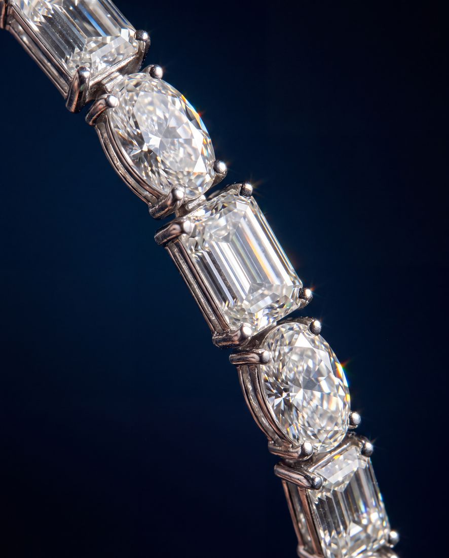 Tennis bracelet alternating oval and emerald-cut lab-grown diamonds in gold