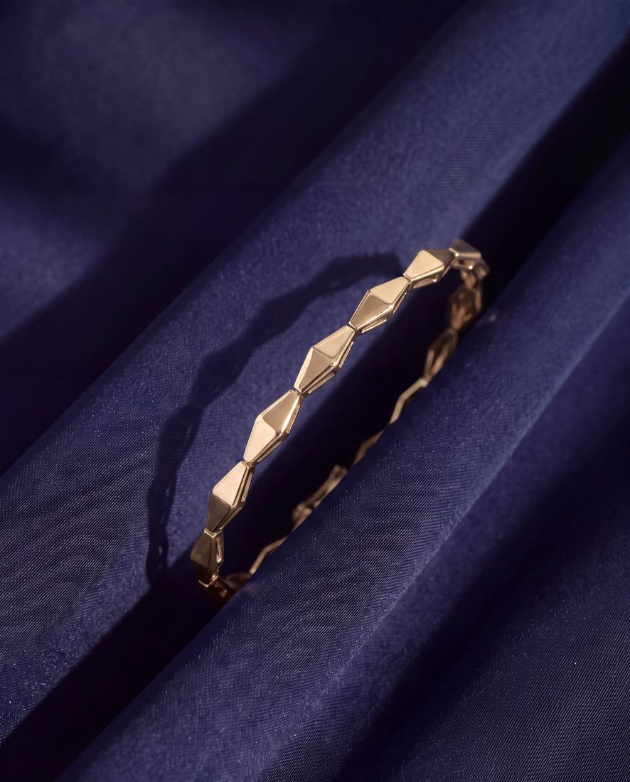 Plain solid gold bracelet of faceted rhombus links joined tip to tip
