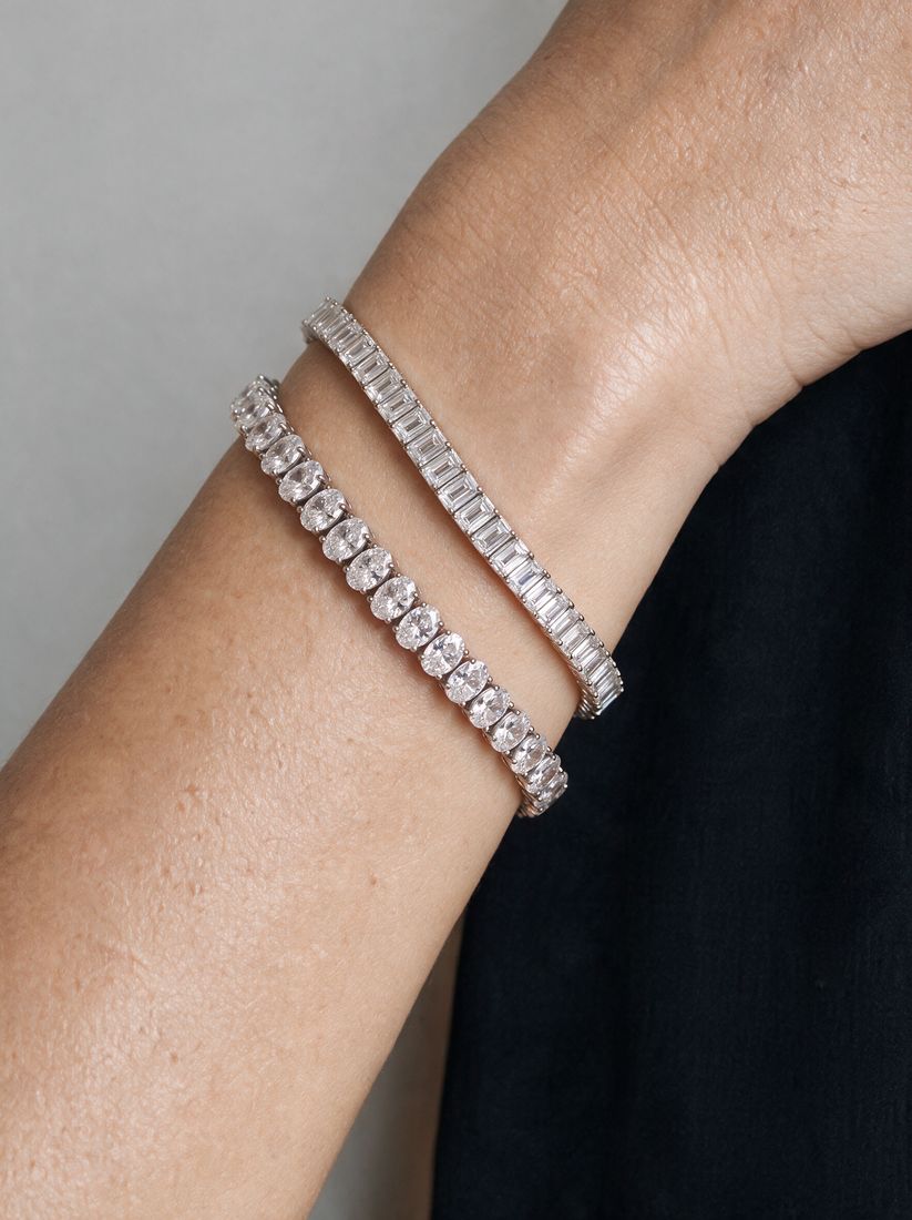 Tennis bracelet of rectangular baguette-cut lab-grown diamonds set end to end in gold