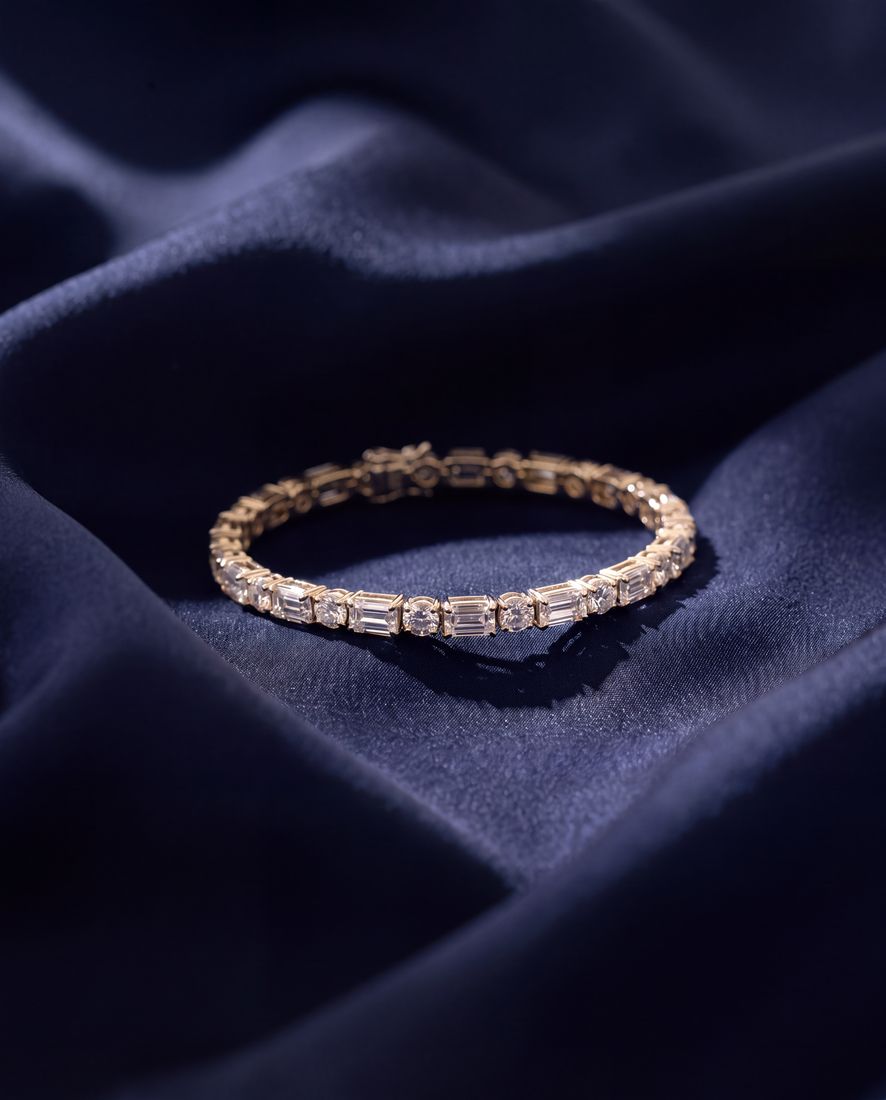 Tennis bracelet alternating oval and emerald-cut lab-grown diamonds in gold