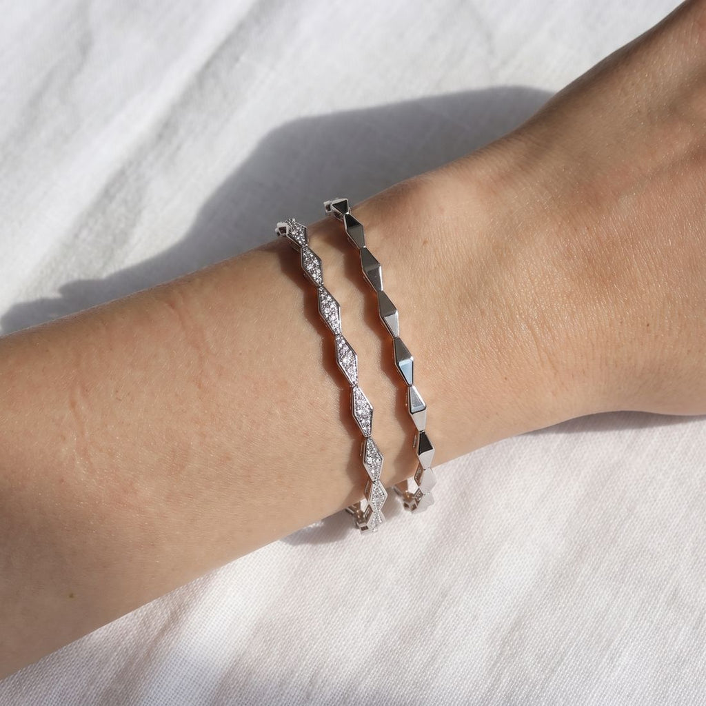 Plain solid gold bracelet of faceted rhombus links joined tip to tip